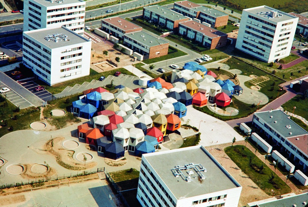 Vue aérienne du groupe scolaire des Plants en 1975, Jean Renaudie, architecte. © DR, ADVO 1532W743