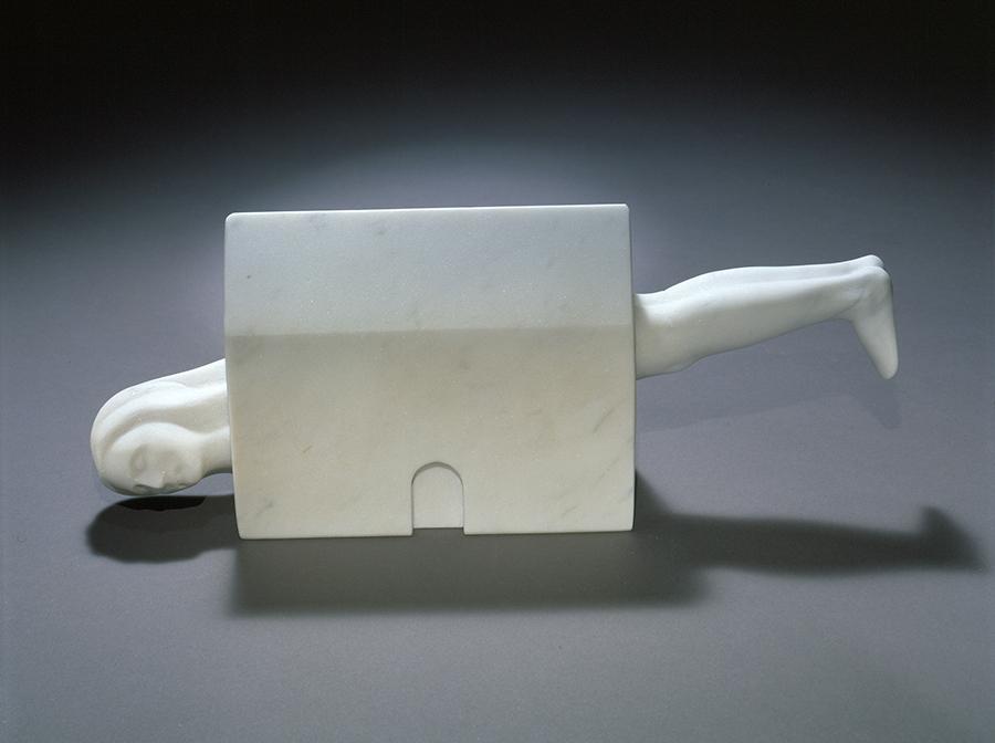 Louise Bourgeois, Femme Maison, 1994. Marbre blanc 12.7 x 31.8 x 7 cm. Collection Louise Bourgeois Trust © The Easton Foundation/ADAGP / Photo : Christopher Burke