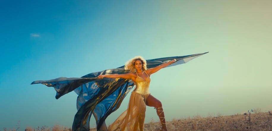 Manifesto 21 - Lion Babe